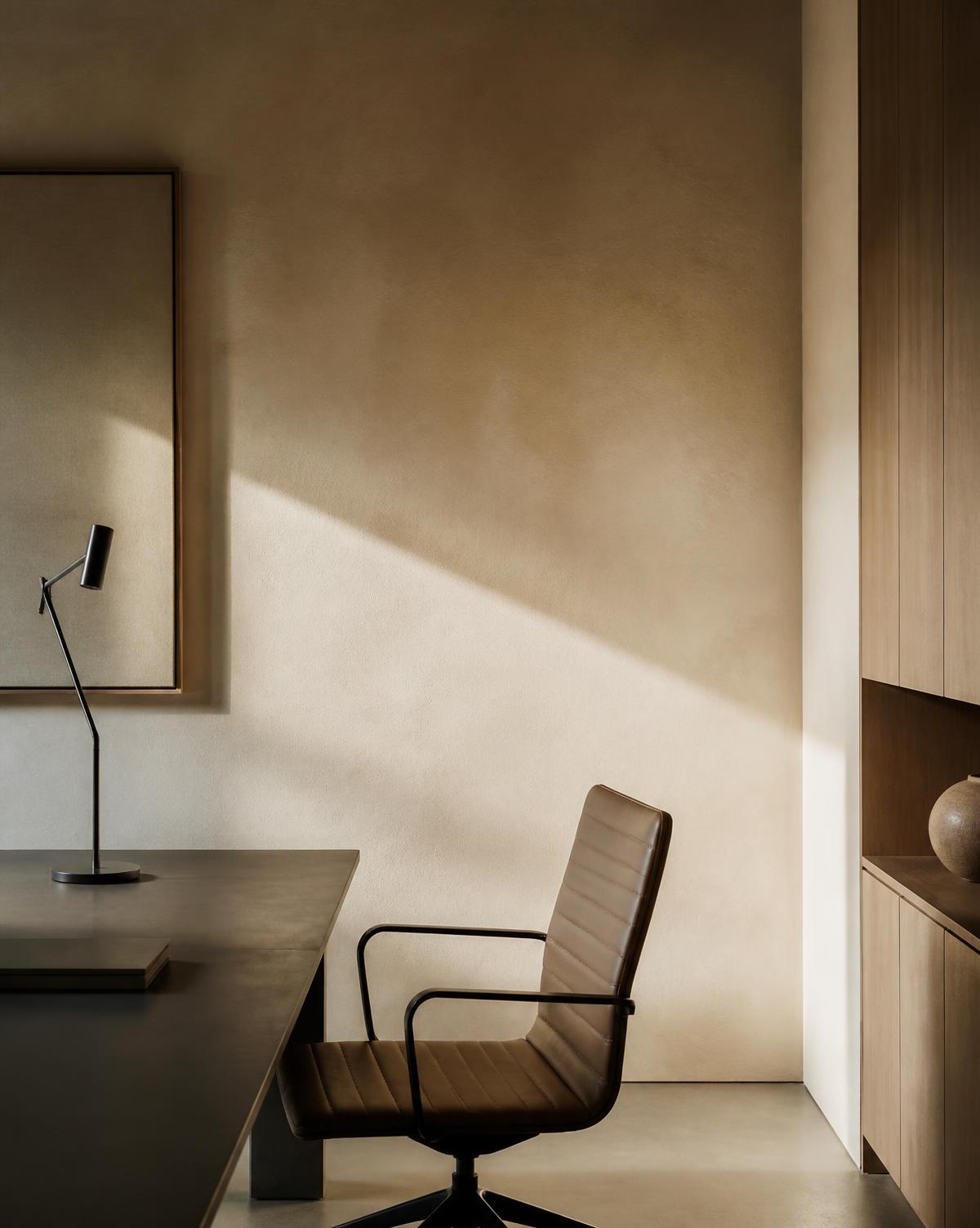 Bureau professionnel calme baigné de lumière naturelle